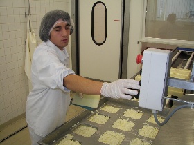 fabrication de fromage à pâte molle par un étudant