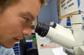 etudiant-microscope